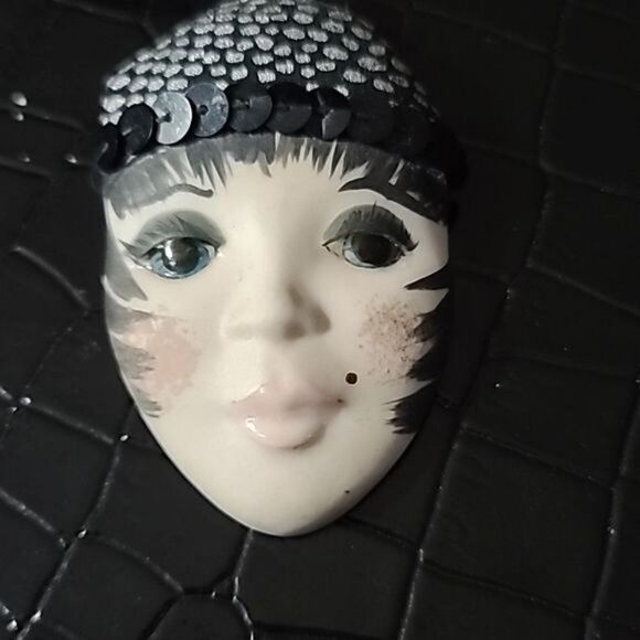 Vintage Handmade Unique Womens Face Painted Brooch Pin Feathers - Picture 10 of 11